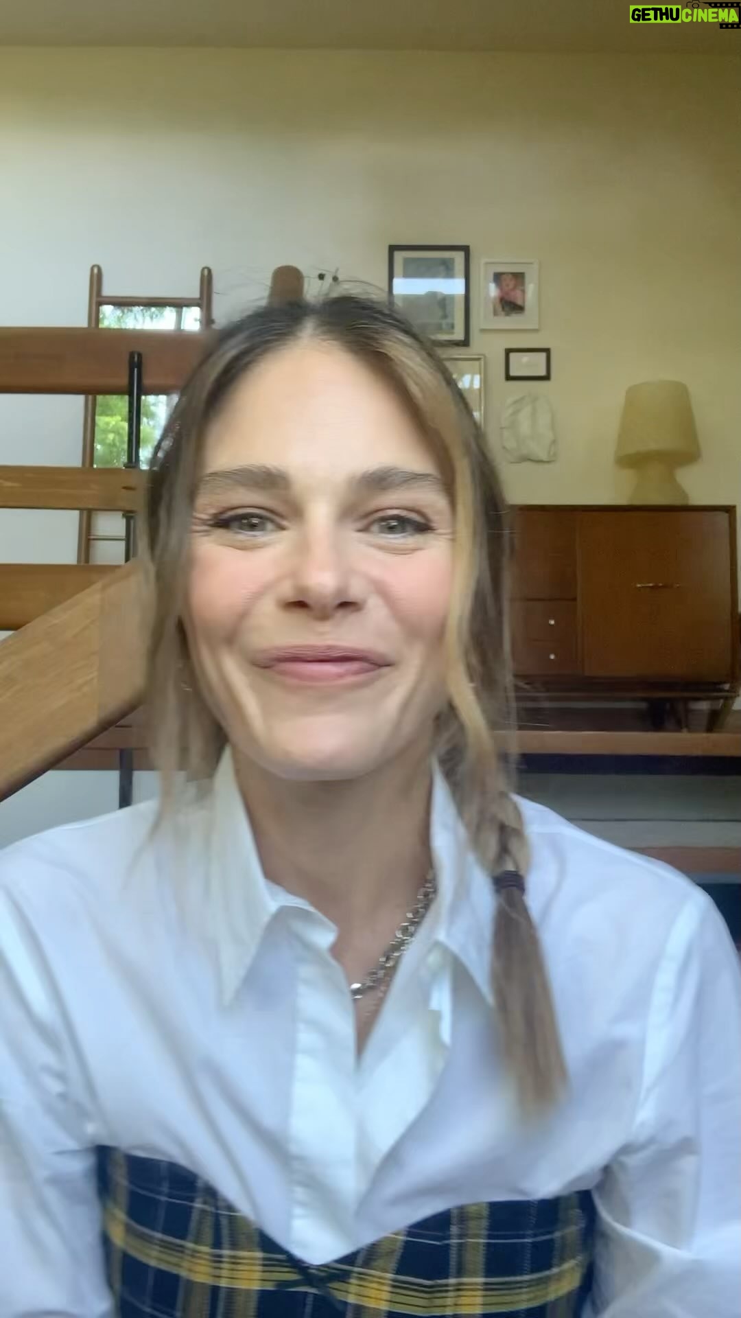 Maripier Morin Instagram - Depuis que je suis toute petite ma mère et moi, on magasine chez @maisonsimons . Ça fait partie de mon héritage, j’aime tout de ces magasins, mais surtout, j’aime son implication dans plusieurs causes dont celle de la santé mentale. J’ai eu envie de partager avec vous pourquoi cette cause me touche et du même coup, donner un peu d’espoir à ceux qui traversent une période plus sombre. Tant qu’à s’acheter des nouveaux vêtements pour l’automne, faisons-le pour une bonne cause 🤗 Cliquez sur le lien dans ma bio pour découvrir toute la collection. Musique original et montage @jp_perras #collab