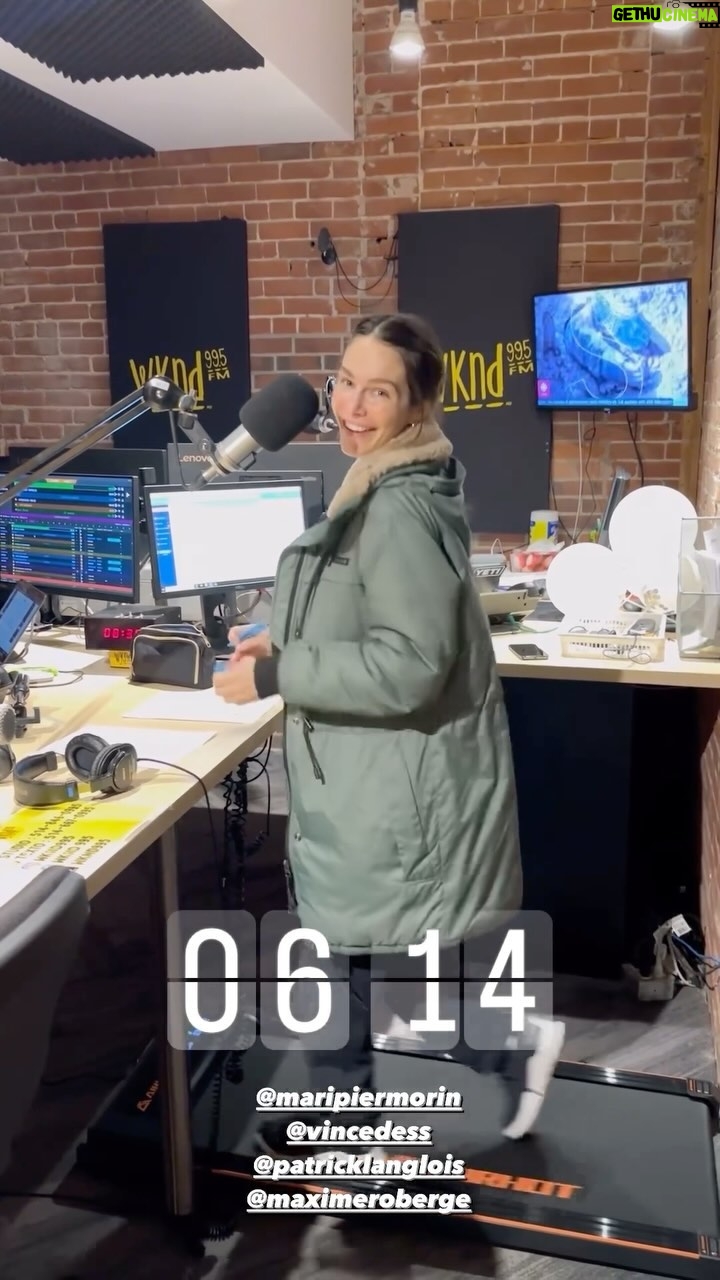 Maripier Morin Instagram - @maripiermorin a fait installer un tapis roulant en studio @wknd995 … évidemment que les collègues ont décidé de se mettre à l’aise également 🤣🤣🤣