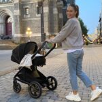 Maripier Morin Instagram - Phone drop estival 🧡🎬🥳🎂🍑👨‍👩‍👧🌃🌅👶👵🏻👵🏻 Carrosse de rêve @nuna_canada