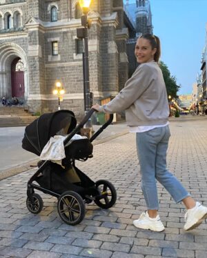 Maripier Morin Instagram - Phone drop estival 🧡🎬🥳🎂🍑👨‍👩‍👧🌃🌅👶👵🏻👵🏻
Carrosse de rêve @nuna_canada