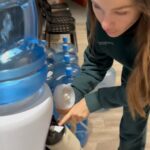 Maripier Morin Instagram - @maripiermorin ne veux plus de poches sous les yeux et sa technique comporte deux étapes farfelues. 1️⃣ boire 4 Stanley Cup par jour 2️⃣ une crème inusitée 🤣