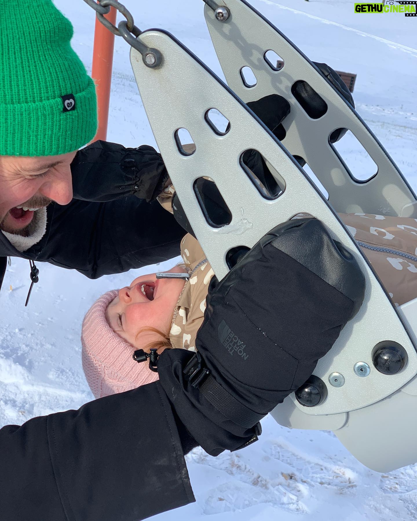 Maripier Morin Instagram - 1 an de plus avec toi. 4 saisons à te suivre dans tes projets,tes aventures, tes découvertes. Tu n’as peur de presque rien, tu es vaillante, empathique, drôle, généreuse, vive d’esprit. Tu nous fais du bien à ton papa et moi. Tu aimes les gens qui t’entourent et ils te le rendent bien. Coquinette, mon bijou, mon amoureuse, tu as 2 ans aujourd’hui et j’ai envi de te célébrer, aujourd’hui, et tous les jours de l’année parce que tu es une petite fille merveilleuse et nous savons déjà que tu sera une grande soeur formidable. Je veux continuer de danser avec toi, d’apprendre avec toi, d’être curieuse avec toi et de m’émerveiller de tout avec toi ❤️ Maman et Papa t’aime @jp_perras