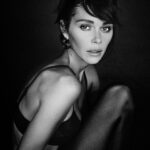 Maripier Morin Instagram - L’intemporalité du talent de mon ami @richardbernardinphoto . Notre amour commun pour Helmut Newton et Peter Lindbergh nous lie et teinte ces clichés que seul toi sait capturer. Moment suspendu quelques jours après avoir découvert que j’étais enceinte. 🧡 Sous les pinceaux de la délicate et merveilleuse @genevievelenneville