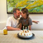 Maripier Morin Instagram – 3 ans qu’on vit sobrement, mais qu’on s’aime et qu’on rit aussi fort qu’avant. Sinon plus.
@jp_perras
À mon ami et chef @jonathancabanachef , je te promet que ce délice de Nougat glacé on va le mettre sur un baton un jour, pis l’monde vont virer s’ul top!
#soberfamily
@arvidarestaurant