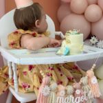 Maripier Morin Instagram - Un anniversaire tout en marguerite pour toi petite fleur. Une maison remplie d’amour pour te célébrer mon Bijou. Du gâteau plein les doigts, le coeur en musique et ce souvenir doux des gens qui t’aiment. Merci à @fetepouremporter pour le décor de rêve. Tout était au delà des mes attentes! @clementino.boutique , merci pour les petits accessoires personnalisés fait à la main. Un énorme merci @vero.gato pour le gâteau, le petit “smash cake” et la table de sucreries a.k.a les meilleurs sablés et cake pop ever! Parfaite petite robe @pommecannellecollection