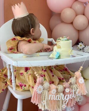 Maripier Morin Instagram - Un anniversaire tout en marguerite pour toi petite fleur. Une maison remplie d’amour pour te célébrer mon Bijou. Du gâteau plein les doigts, le coeur en musique et ce souvenir doux des gens qui t’aiment. 
Merci à @fetepouremporter pour le décor de rêve. Tout était au delà des mes attentes!
@clementino.boutique , merci pour les petits accessoires personnalisés fait à la main. 
Un énorme merci @vero.gato pour le gâteau, le petit “smash cake” et la table de sucreries a.k.a les meilleurs sablés et cake pop ever! 
Parfaite petite robe  @pommecannellecollection