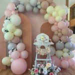 Maripier Morin Instagram - Un anniversaire tout en marguerite pour toi petite fleur. Une maison remplie d’amour pour te célébrer mon Bijou. Du gâteau plein les doigts, le coeur en musique et ce souvenir doux des gens qui t’aiment. Merci à @fetepouremporter pour le décor de rêve. Tout était au delà des mes attentes! @clementino.boutique , merci pour les petits accessoires personnalisés fait à la main. Un énorme merci @vero.gato pour le gâteau, le petit “smash cake” et la table de sucreries a.k.a les meilleurs sablés et cake pop ever! Parfaite petite robe @pommecannellecollection