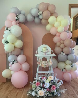 Maripier Morin Instagram - Un anniversaire tout en marguerite pour toi petite fleur. Une maison remplie d’amour pour te célébrer mon Bijou. Du gâteau plein les doigts, le coeur en musique et ce souvenir doux des gens qui t’aiment. 
Merci à @fetepouremporter pour le décor de rêve. Tout était au delà des mes attentes!
@clementino.boutique , merci pour les petits accessoires personnalisés fait à la main. 
Un énorme merci @vero.gato pour le gâteau, le petit “smash cake” et la table de sucreries a.k.a les meilleurs sablés et cake pop ever! 
Parfaite petite robe  @pommecannellecollection