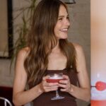 Maripier Morin Instagram - La réponse est simple : un délicieux MOX !!! 🍹🎄✨ Faites comme Maripier et préparez-vous un bon MOX sur glace, vous vous sentirez comme un vrai mixologue avec des mocktails réussis à tout coup ! Santé ! #jadoremox #moxmocktail #ohilovethisquestion #tiktoktrend #boirelocal #mocktails