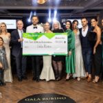 Maripier Morin Instagram - Vendredi dernier, c’était le Grand Bal Rubino au profit du fond Rubino pour la dépendance. J’aimerais profiter de l’occasion pour remercier @desjardinscoop de leur généreux don de 50 000$ afin d’aider des dépendants à se rétablir. Merci de croire au projet @grainsdespoir et de nous aider à mettre l’épaule à la roue afin de déstigmatiser les problèmes de consommation. Nous sommes infiniment reconnaissants de votre soutien. Merci également aux 3 centres que nous soutenons ( le Rucher, le pavillon du Nouveau point de vue et les maisons Péladeau) de venir en aide à des centaines de personnes par année. Vous sauvez des vies, littéralement. Merci à @aujeault , artiste et ami d’exception. Grâce à toi et à ton talent, l’oeuvre que tu nous as offert a permis d’amasser 10 500$ grâce à de généreux donateurs. Merci à @ang_rubino , ta famille et toi avez organisé une soirée spectaculaire, digne des plus grands mariages italiens! Je n’avais jamais vu des gens danser entre l’entrée et le plat principal! @telemaquejeanclaude je t’aime, merci de si bien compléter notre power trio. Et finalement, un énorme merci à tous ceux qui se sont procuré des billets, et qui ont été du même coup, sensibles à notre cause. Vos coeurs sont beaux et grands. Enfin, un merci spécial à mon amie @elisa_dahan de m’avoir habillé avec ce bijou de robe @dodieelife Ainsi qu’a @loue1robe d’avoir offert une expérience de princesse aux filles du Rucher! Photos @moetreal1 🧡