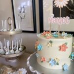 Maripier Morin Instagram - Un anniversaire tout en marguerite pour toi petite fleur. Une maison remplie d’amour pour te célébrer mon Bijou. Du gâteau plein les doigts, le coeur en musique et ce souvenir doux des gens qui t’aiment. Merci à @fetepouremporter pour le décor de rêve. Tout était au delà des mes attentes! @clementino.boutique , merci pour les petits accessoires personnalisés fait à la main. Un énorme merci @vero.gato pour le gâteau, le petit “smash cake” et la table de sucreries a.k.a les meilleurs sablés et cake pop ever! Parfaite petite robe @pommecannellecollection