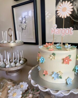 Maripier Morin Instagram - Un anniversaire tout en marguerite pour toi petite fleur. Une maison remplie d’amour pour te célébrer mon Bijou. Du gâteau plein les doigts, le coeur en musique et ce souvenir doux des gens qui t’aiment. 
Merci à @fetepouremporter pour le décor de rêve. Tout était au delà des mes attentes!
@clementino.boutique , merci pour les petits accessoires personnalisés fait à la main. 
Un énorme merci @vero.gato pour le gâteau, le petit “smash cake” et la table de sucreries a.k.a les meilleurs sablés et cake pop ever! 
Parfaite petite robe  @pommecannellecollection