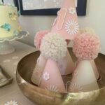 Maripier Morin Instagram - Un anniversaire tout en marguerite pour toi petite fleur. Une maison remplie d’amour pour te célébrer mon Bijou. Du gâteau plein les doigts, le coeur en musique et ce souvenir doux des gens qui t’aiment. Merci à @fetepouremporter pour le décor de rêve. Tout était au delà des mes attentes! @clementino.boutique , merci pour les petits accessoires personnalisés fait à la main. Un énorme merci @vero.gato pour le gâteau, le petit “smash cake” et la table de sucreries a.k.a les meilleurs sablés et cake pop ever! Parfaite petite robe @pommecannellecollection