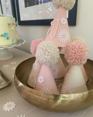 Maripier Morin Instagram - Un anniversaire tout en marguerite pour toi petite fleur. Une maison remplie d’amour pour te célébrer mon Bijou. Du gâteau plein les doigts, le coeur en musique et ce souvenir doux des gens qui t’aiment. 
Merci à @fetepouremporter pour le décor de rêve. Tout était au delà des mes attentes!
@clementino.boutique , merci pour les petits accessoires personnalisés fait à la main. 
Un énorme merci @vero.gato pour le gâteau, le petit “smash cake” et la table de sucreries a.k.a les meilleurs sablés et cake pop ever! 
Parfaite petite robe  @pommecannellecollection