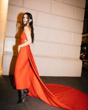 Marisa Abela Instagram - Miss Claus is in her Goth Era. ❤️
Custom @emiliawickstead and killer @messikajewelry for the fashion awards last night. Thank you so much @britishfashioncouncil and @moetchandon for having me. ✨🗡️🩸