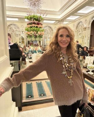 Marisa Berenson Instagram - I ♥️ @claridgeshotel! 
With @louboutinworld ✨

Wearing Marisa Berenson Jewellery collection ✨✨

#marisaberenson #claridgeshotel #christianloboutin #london