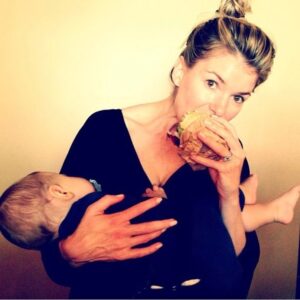 Marisa Miller Instagram - 🍔&👶🏼. What can’t we do!
#internationalwomensday #tbt