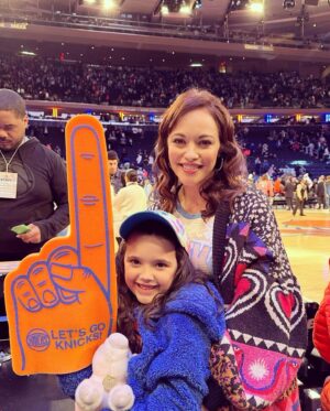 Marisa Ramirez Instagram - Violet & Piggy’s first game! 😂  Not sure if you heard her @nyknicks but she was cheering! I hope she lets me wash this stuffie  sometime soon 😂 @thegarden