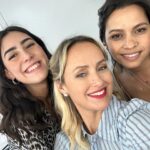 Marisa Cruz Instagram – As gravações dos Queridos Papás terminaram a semana passada mas só hoje consigo falar sobre este projeto.
Foram 9 meses que voaram, nunca me tinha acontecido sentir o tempo a passar tão rápido, isto quer dizer muito sobre este grupo e a forma como vivemos esta história.
Para mim foram meses intensos.
Às minhas companheiras @_saraprata_ e @catarinasiqueira obrigada por tudo o que me deram, tive mesmo muita sorte , como tu dizias Catarina nem um ovo podre neste grupo, o que é muito raro. 
A todo o elenco muito obrigada por tanto que deram e de forma tão generosa.
Tivemos dias intensos de muitas cenas difíceis de gravar  mas também dias de muitas gargalhadas.
@pgaio e @oinsta.do.pedro obrigada 🙏🏻 ❤️
 
Aos realizadores @leleveiga @rahalportugal @ricardo__carreira 🙏🏻
A ti @mac3costa gratidão eterna por acreditares em mim, senti verdadeiramente o apoio que precisava nos momentos mais desafiantes❤️
Minha querida @theoneandonlyanastacia obrigada pela paciência e cuidado que tens sempre connosco, tu sabes do que estou a falar😜
@madmoisellehairstylist obrigada 🙏🏻
@joao.pedreiro7 @lucindaloureiro @nunotavora gratidão por tanto que nos deram❤️
@mariajoaomira obrigada pela Angelina, foi um prazer dar vida a esta mulher.
Foi um projecto especial que ficará no meu coração.

Agora continuem a acompanhar a história destes @queridospapastvi.oficial na @tvioficial @pluraloficialpt 🐢❤️🥳