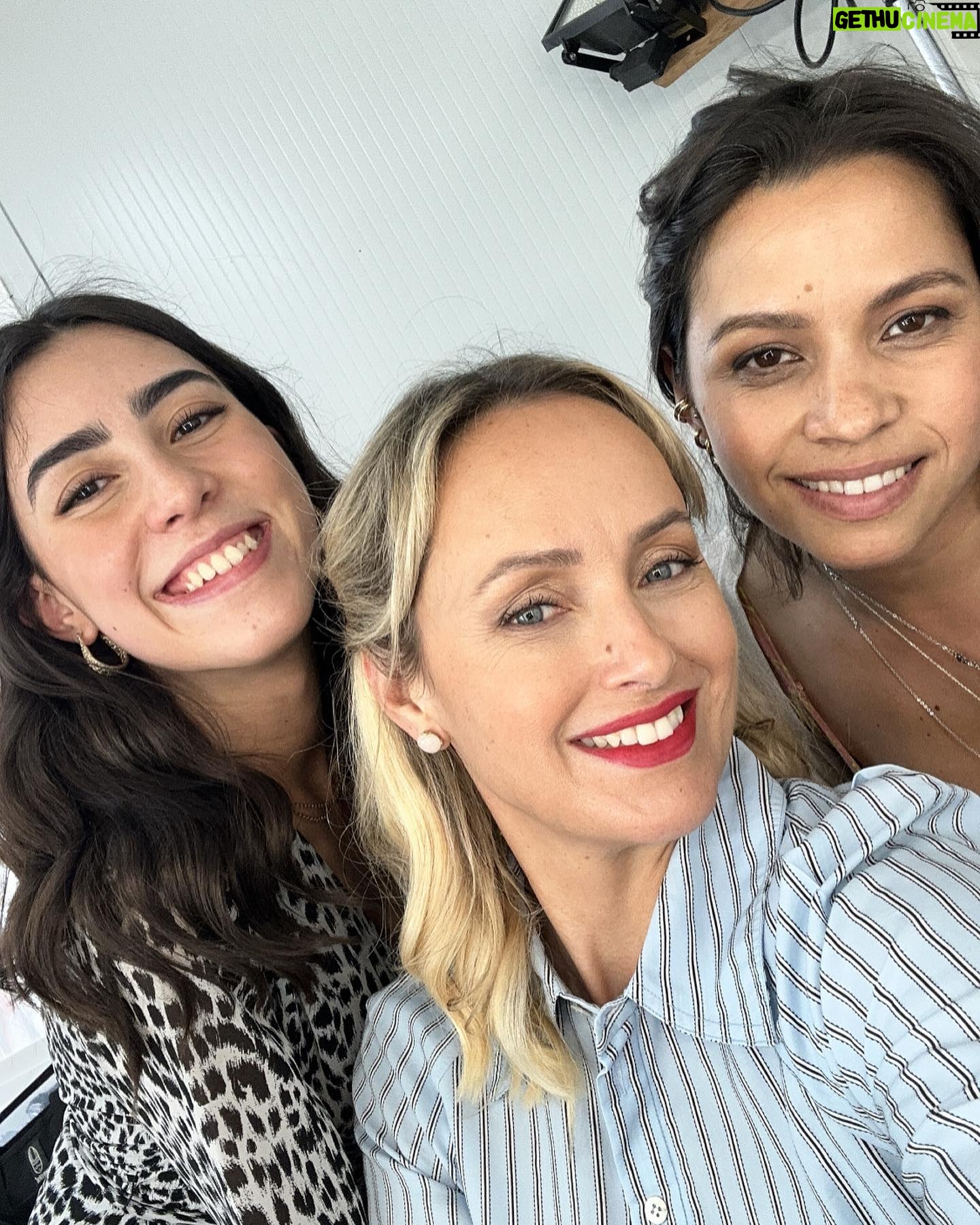 Marisa Cruz Instagram - As gravações dos Queridos Papás terminaram a semana passada mas só hoje consigo falar sobre este projeto. Foram 9 meses que voaram, nunca me tinha acontecido sentir o tempo a passar tão rápido, isto quer dizer muito sobre este grupo e a forma como vivemos esta história. Para mim foram meses intensos. Às minhas companheiras @_saraprata_ e @catarinasiqueira obrigada por tudo o que me deram, tive mesmo muita sorte , como tu dizias Catarina nem um ovo podre neste grupo, o que é muito raro. A todo o elenco muito obrigada por tanto que deram e de forma tão generosa. Tivemos dias intensos de muitas cenas difíceis de gravar mas também dias de muitas gargalhadas. @pgaio e @oinsta.do.pedro obrigada 🙏🏻 ❤️ Aos realizadores @leleveiga @rahalportugal @ricardo__carreira 🙏🏻 A ti @mac3costa gratidão eterna por acreditares em mim, senti verdadeiramente o apoio que precisava nos momentos mais desafiantes❤️ Minha querida @theoneandonlyanastacia obrigada pela paciência e cuidado que tens sempre connosco, tu sabes do que estou a falar😜 @madmoisellehairstylist obrigada 🙏🏻 @joao.pedreiro7 @lucindaloureiro @nunotavora gratidão por tanto que nos deram❤️ @mariajoaomira obrigada pela Angelina, foi um prazer dar vida a esta mulher. Foi um projecto especial que ficará no meu coração. Agora continuem a acompanhar a história destes @queridospapastvi.oficial na @tvioficial @pluraloficialpt 🐢❤️🥳