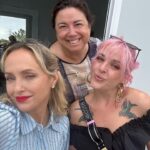 Marisa Cruz Instagram – As gravações dos Queridos Papás terminaram a semana passada mas só hoje consigo falar sobre este projeto.
Foram 9 meses que voaram, nunca me tinha acontecido sentir o tempo a passar tão rápido, isto quer dizer muito sobre este grupo e a forma como vivemos esta história.
Para mim foram meses intensos.
Às minhas companheiras @_saraprata_ e @catarinasiqueira obrigada por tudo o que me deram, tive mesmo muita sorte , como tu dizias Catarina nem um ovo podre neste grupo, o que é muito raro.
A todo o elenco muito obrigada por tanto que deram e de forma tão generosa.
Tivemos dias intensos de muitas cenas difíceis de gravar mas também dias de muitas gargalhadas.
@pgaio e @oinsta.do.pedro obrigada 🙏🏻 ❤️
Aos realizadores @leleveiga @rahalportugal @ricardo__carreira 🙏🏻
A ti @mac3costa gratidão eterna por acreditares em mim, senti verdadeiramente o apoio que precisava nos momentos mais desafiantes❤️
Minha querida @theoneandonlyanastacia obrigada pela paciência e cuidado que tens sempre connosco, tu sabes do que estou a falar😜
@madmoisellehairstylist obrigada 🙏🏻
@joao.pedreiro7 @lucindaloureiro @nunotavora gratidão por tanto que nos deram❤️
@mariajoaomira obrigada pela Angelina, foi um prazer dar vida a esta mulher.
Foi um projecto especial que ficará no meu coração.
Agora continuem a acompanhar a história destes @queridospapastvi.oficial na @tvioficial @pluraloficialpt 🐢❤️🥳