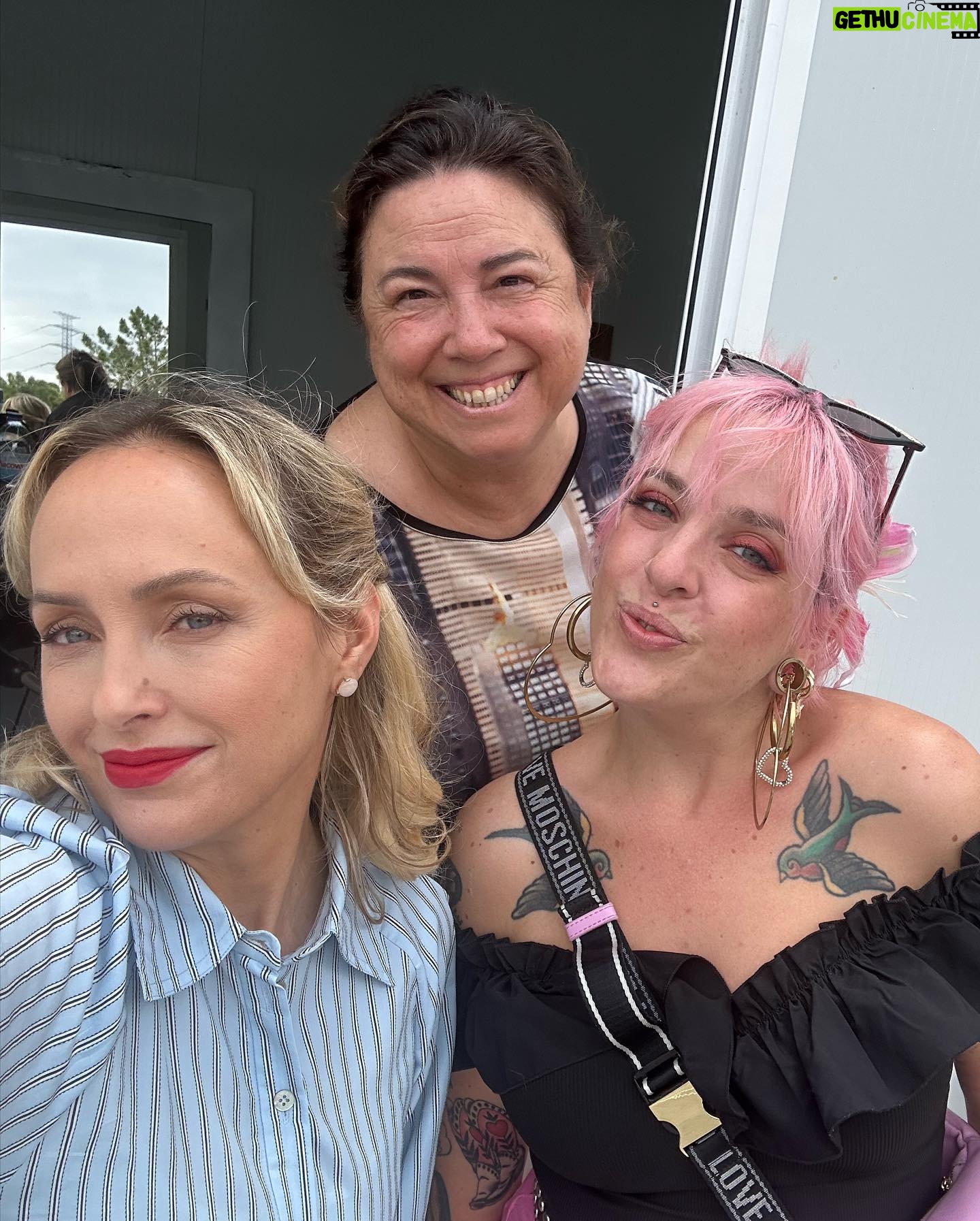Marisa Cruz Instagram - As gravações dos Queridos Papás terminaram a semana passada mas só hoje consigo falar sobre este projeto. Foram 9 meses que voaram, nunca me tinha acontecido sentir o tempo a passar tão rápido, isto quer dizer muito sobre este grupo e a forma como vivemos esta história. Para mim foram meses intensos. Às minhas companheiras @_saraprata_ e @catarinasiqueira obrigada por tudo o que me deram, tive mesmo muita sorte , como tu dizias Catarina nem um ovo podre neste grupo, o que é muito raro. A todo o elenco muito obrigada por tanto que deram e de forma tão generosa. Tivemos dias intensos de muitas cenas difíceis de gravar mas também dias de muitas gargalhadas. @pgaio e @oinsta.do.pedro obrigada 🙏🏻 ❤️ Aos realizadores @leleveiga @rahalportugal @ricardo__carreira 🙏🏻 A ti @mac3costa gratidão eterna por acreditares em mim, senti verdadeiramente o apoio que precisava nos momentos mais desafiantes❤️ Minha querida @theoneandonlyanastacia obrigada pela paciência e cuidado que tens sempre connosco, tu sabes do que estou a falar😜 @madmoisellehairstylist obrigada 🙏🏻 @joao.pedreiro7 @lucindaloureiro @nunotavora gratidão por tanto que nos deram❤️ @mariajoaomira obrigada pela Angelina, foi um prazer dar vida a esta mulher. Foi um projecto especial que ficará no meu coração. Agora continuem a acompanhar a história destes @queridospapastvi.oficial na @tvioficial @pluraloficialpt 🐢❤️🥳