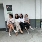 Marisa Cruz Instagram – As gravações dos Queridos Papás terminaram a semana passada mas só hoje consigo falar sobre este projeto.
Foram 9 meses que voaram, nunca me tinha acontecido sentir o tempo a passar tão rápido, isto quer dizer muito sobre este grupo e a forma como vivemos esta história.
Para mim foram meses intensos.
Às minhas companheiras @_saraprata_ e @catarinasiqueira obrigada por tudo o que me deram, tive mesmo muita sorte , como tu dizias Catarina nem um ovo podre neste grupo, o que é muito raro. 
A todo o elenco muito obrigada por tanto que deram e de forma tão generosa.
Tivemos dias intensos de muitas cenas difíceis de gravar  mas também dias de muitas gargalhadas.
@pgaio e @oinsta.do.pedro obrigada 🙏🏻 ❤️
 
Aos realizadores @leleveiga @rahalportugal @ricardo__carreira 🙏🏻
A ti @mac3costa gratidão eterna por acreditares em mim, senti verdadeiramente o apoio que precisava nos momentos mais desafiantes❤️
Minha querida @theoneandonlyanastacia obrigada pela paciência e cuidado que tens sempre connosco, tu sabes do que estou a falar😜
@madmoisellehairstylist obrigada 🙏🏻
@joao.pedreiro7 @lucindaloureiro @nunotavora gratidão por tanto que nos deram❤️
@mariajoaomira obrigada pela Angelina, foi um prazer dar vida a esta mulher.
Foi um projecto especial que ficará no meu coração.

Agora continuem a acompanhar a história destes @queridospapastvi.oficial na @tvioficial @pluraloficialpt 🐢❤️🥳