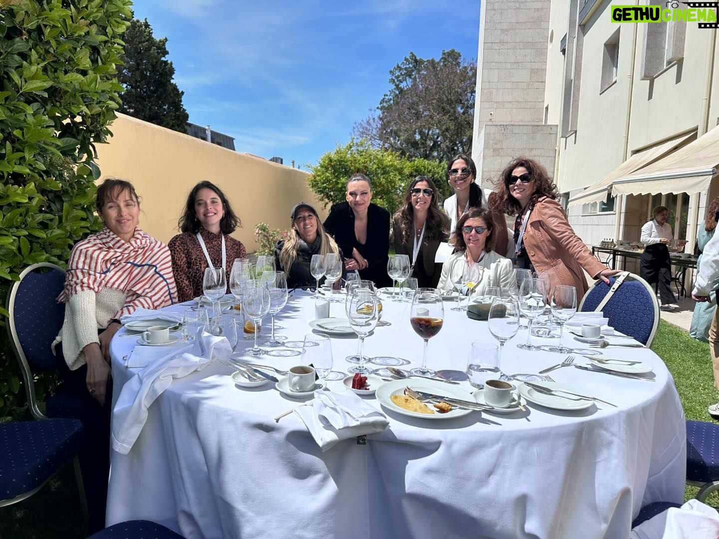 Marisa Cruz Instagram - Um dia muito especial de partilha com Mulheres incríveis, com histórias, com sonhos,com traumas muitas vezes idênticos que tantas vezes nos bloqueiam. É importante saber ouvir a nossa intuição, a nossa verdade e aceita-la. Está tudo certo, e quando aceitamos isso, a vida flui de outra maneira. Foi um dia de muita aprendizagem. Obrigada @anagomesforever pelo convite. Parabéns pela Mulher incrível que és e pelo trabalho que dedicas a tantas outras a Mulheres.🙏🏻 Ps: Gostaria de identificar nesta fotografia cada uma de vós mas não houve tempo para partilhar páginas de IG☺️um beijinho a todas! 🌹