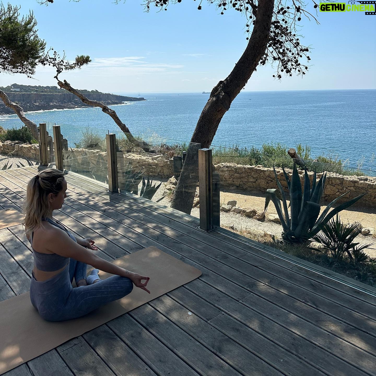 Marisa Cruz Instagram - “The yoga pose you avoid the most you need the most” Uma das melhores coisas que posso fazer por mim. O Yoga ajuda me a focar no que realmente importa, o agora. Tudo o resto é uma ilusão onde a maior parte das pessoas vive. Se soubesse o que sei hoje tinha começado esta prática há muito mais tempo. Obrigada minha querida @_isaguitana_ por tanto que ensinas 🙏🏻🧘🏼♀️