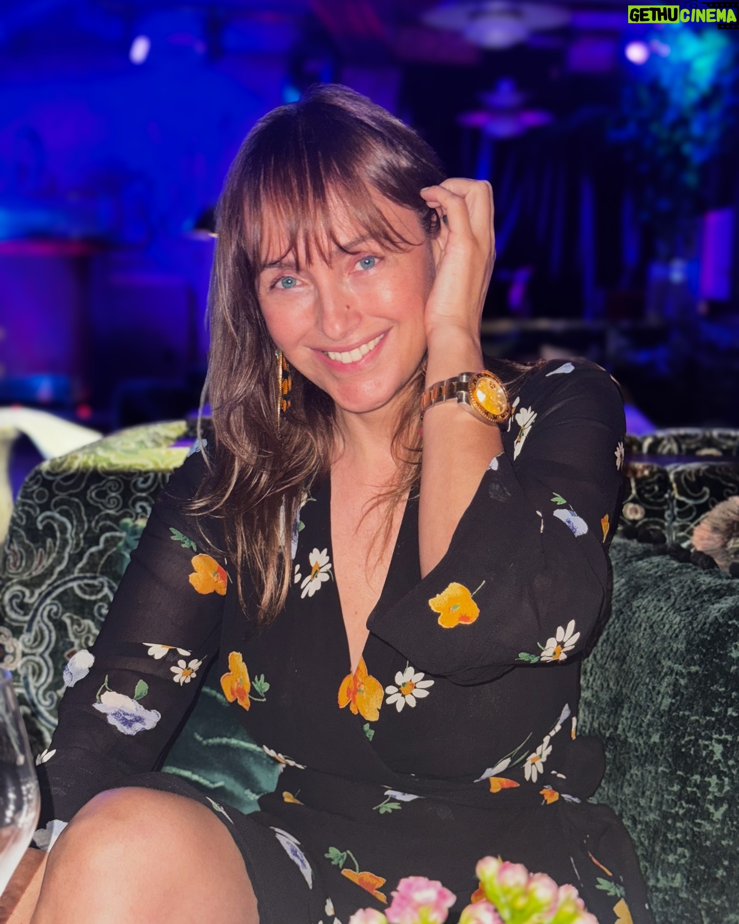 Marisa Cruz Instagram - Por vezes pergunto-me da quantidade de tempo que dispensamos a analisar tudo o que se passa à nossa volta e repetidamente deparo-me com a mesma conclusão: perdemos mais tempo a colocar entraves do que a pensar em soluções! Sejamos mais e melhores, vamos lembrarmo-nos que todos temos a capacidade de transformar o impossível em possível, que não nos podemos limitar, que não, não é resposta, que podemos fazer tudo aquilo que quisermos, quando quisermos. O impossível é uma forma do universo de dizer que é difícil apenas. Nao podemos parar por aqui, não acham?