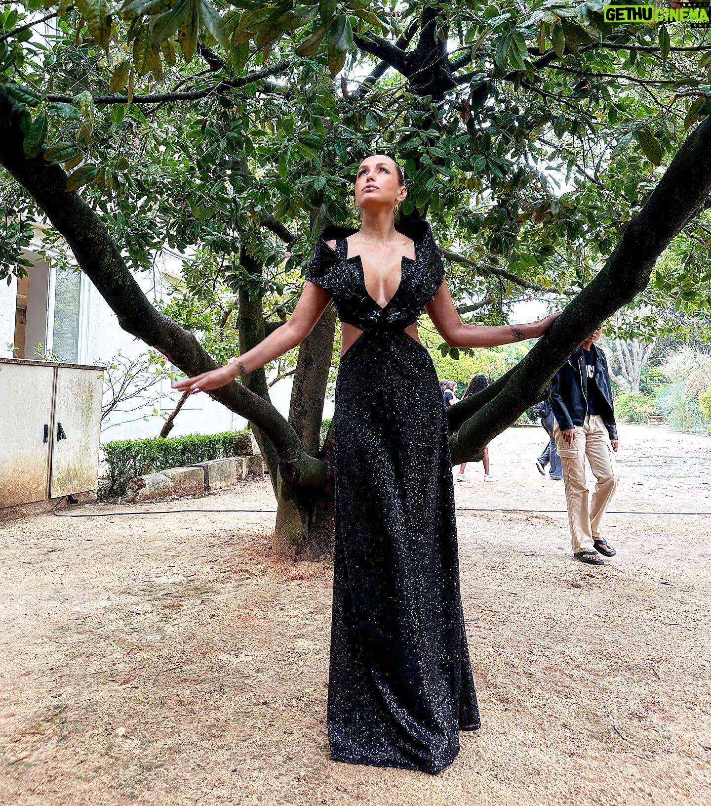 Marisa Cruz Instagram - Este foi o vestido que usei ontem na apresentação do “Face Model of the Year”, acho que foi a escolha certa para mim. O que acham? #facemodeloftheyear2023 #facemodelagency #fatimalopesfashiondesigner #jardimbotanicodaajuda #antoniarosaatelier