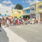 Marisa Cruz Instagram – As gravações dos Queridos Papás terminaram a semana passada mas só hoje consigo falar sobre este projeto.
Foram 9 meses que voaram, nunca me tinha acontecido sentir o tempo a passar tão rápido, isto quer dizer muito sobre este grupo e a forma como vivemos esta história.
Para mim foram meses intensos.
Às minhas companheiras @_saraprata_ e @catarinasiqueira obrigada por tudo o que me deram, tive mesmo muita sorte , como tu dizias Catarina nem um ovo podre neste grupo, o que é muito raro. 
A todo o elenco muito obrigada por tanto que deram e de forma tão generosa.
Tivemos dias intensos de muitas cenas difíceis de gravar  mas também dias de muitas gargalhadas.
@pgaio e @oinsta.do.pedro obrigada 🙏🏻 ❤️
 
Aos realizadores @leleveiga @rahalportugal @ricardo__carreira 🙏🏻
A ti @mac3costa gratidão eterna por acreditares em mim, senti verdadeiramente o apoio que precisava nos momentos mais desafiantes❤️
Minha querida @theoneandonlyanastacia obrigada pela paciência e cuidado que tens sempre connosco, tu sabes do que estou a falar😜
@madmoisellehairstylist obrigada 🙏🏻
@joao.pedreiro7 @lucindaloureiro @nunotavora gratidão por tanto que nos deram❤️
@mariajoaomira obrigada pela Angelina, foi um prazer dar vida a esta mulher.
Foi um projecto especial que ficará no meu coração.

Agora continuem a acompanhar a história destes @queridospapastvi.oficial na @tvioficial @pluraloficialpt 🐢❤️🥳