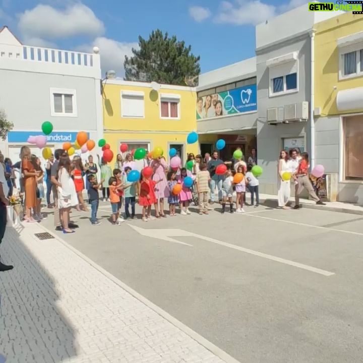 Marisa Cruz Instagram - As gravações dos Queridos Papás terminaram a semana passada mas só hoje consigo falar sobre este projeto. Foram 9 meses que voaram, nunca me tinha acontecido sentir o tempo a passar tão rápido, isto quer dizer muito sobre este grupo e a forma como vivemos esta história. Para mim foram meses intensos. Às minhas companheiras @_saraprata_ e @catarinasiqueira obrigada por tudo o que me deram, tive mesmo muita sorte , como tu dizias Catarina nem um ovo podre neste grupo, o que é muito raro. A todo o elenco muito obrigada por tanto que deram e de forma tão generosa. Tivemos dias intensos de muitas cenas difíceis de gravar mas também dias de muitas gargalhadas. @pgaio e @oinsta.do.pedro obrigada 🙏🏻 ❤️ Aos realizadores @leleveiga @rahalportugal @ricardo__carreira 🙏🏻 A ti @mac3costa gratidão eterna por acreditares em mim, senti verdadeiramente o apoio que precisava nos momentos mais desafiantes❤️ Minha querida @theoneandonlyanastacia obrigada pela paciência e cuidado que tens sempre connosco, tu sabes do que estou a falar😜 @madmoisellehairstylist obrigada 🙏🏻 @joao.pedreiro7 @lucindaloureiro @nunotavora gratidão por tanto que nos deram❤️ @mariajoaomira obrigada pela Angelina, foi um prazer dar vida a esta mulher. Foi um projecto especial que ficará no meu coração. Agora continuem a acompanhar a história destes @queridospapastvi.oficial na @tvioficial @pluraloficialpt 🐢❤️🥳