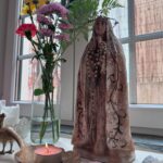 Marisa Cruz Instagram – “Ave Maria, cheia de graça, o Senhor é convosco. Bendita sois vós entre as mulheres, e bendito é o fruto do vosso ventre, Jesus. Santa Maria, Mãe de Deus, rogai por nós, pecadores, agora e na hora da nossa morte. Amém.”

Este 13 de Maio tem um significado muito especial para mim🙏🏻🌹

Estou muito feliz e quero aqui prestar a minha homenagem a Nossa Senhora de Fátima , Mãe de todos nós.
Quando menos esperava a vida mostra-me que não estou sozinha e que tudo o que estou a viver, de alguma maneira tinha que viver, por muito que custe e ache injusto.
Eu aceito.
Eu sou grata.
Eu confio.

Feliz dia a todos🤍