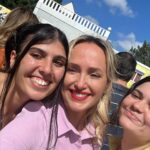 Marisa Cruz Instagram – As gravações dos Queridos Papás terminaram a semana passada mas só hoje consigo falar sobre este projeto.
Foram 9 meses que voaram, nunca me tinha acontecido sentir o tempo a passar tão rápido, isto quer dizer muito sobre este grupo e a forma como vivemos esta história.
Para mim foram meses intensos.
Às minhas companheiras @_saraprata_ e @catarinasiqueira obrigada por tudo o que me deram, tive mesmo muita sorte , como tu dizias Catarina nem um ovo podre neste grupo, o que é muito raro.
A todo o elenco muito obrigada por tanto que deram e de forma tão generosa.
Tivemos dias intensos de muitas cenas difíceis de gravar mas também dias de muitas gargalhadas.
@pgaio e @oinsta.do.pedro obrigada 🙏🏻 ❤️
Aos realizadores @leleveiga @rahalportugal @ricardo__carreira 🙏🏻
A ti @mac3costa gratidão eterna por acreditares em mim, senti verdadeiramente o apoio que precisava nos momentos mais desafiantes❤️
Minha querida @theoneandonlyanastacia obrigada pela paciência e cuidado que tens sempre connosco, tu sabes do que estou a falar😜
@madmoisellehairstylist obrigada 🙏🏻
@joao.pedreiro7 @lucindaloureiro @nunotavora gratidão por tanto que nos deram❤️
@mariajoaomira obrigada pela Angelina, foi um prazer dar vida a esta mulher.
Foi um projecto especial que ficará no meu coração.
Agora continuem a acompanhar a história destes @queridospapastvi.oficial na @tvioficial @pluraloficialpt 🐢❤️🥳
