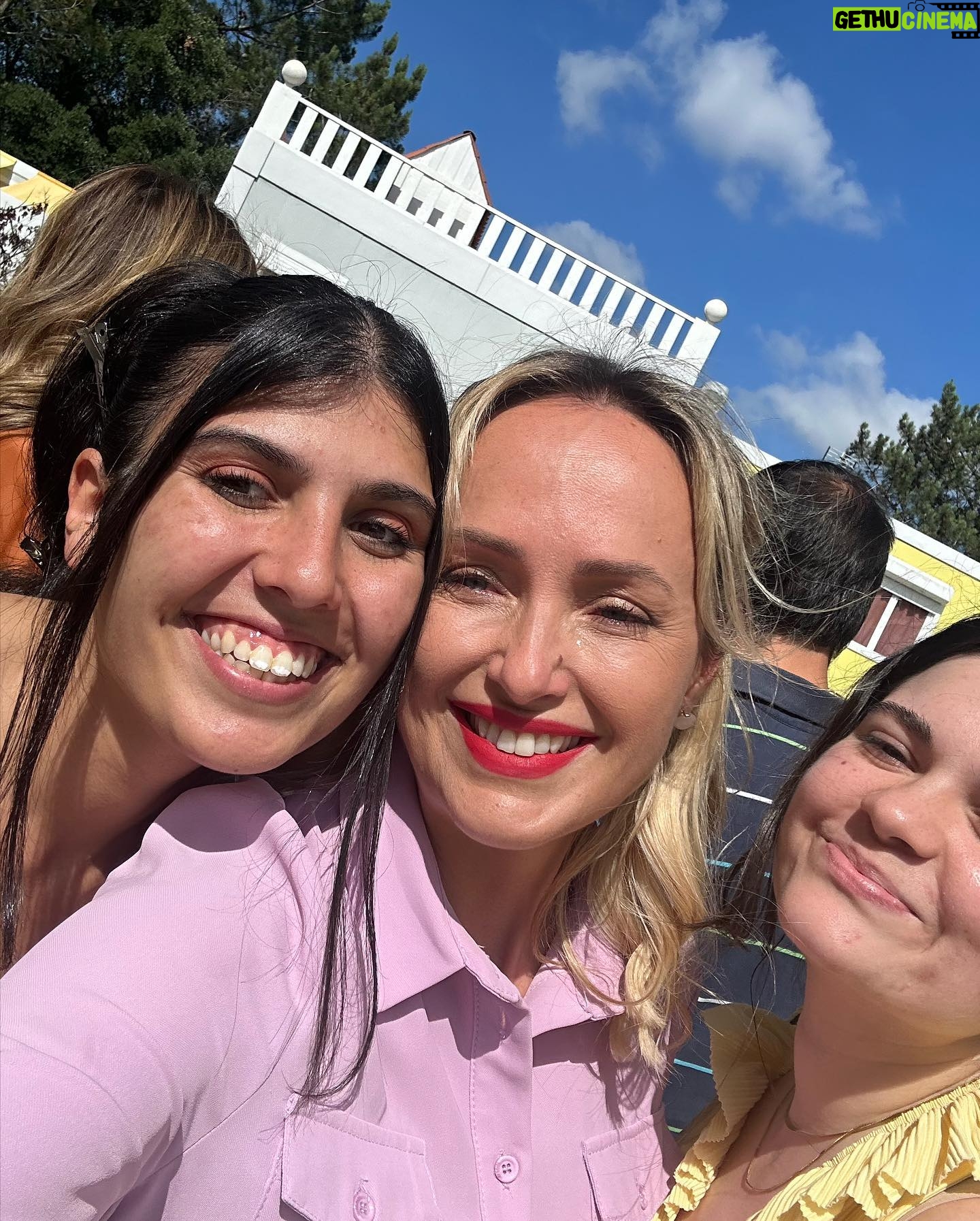 Marisa Cruz Instagram - As gravações dos Queridos Papás terminaram a semana passada mas só hoje consigo falar sobre este projeto. Foram 9 meses que voaram, nunca me tinha acontecido sentir o tempo a passar tão rápido, isto quer dizer muito sobre este grupo e a forma como vivemos esta história. Para mim foram meses intensos. Às minhas companheiras @_saraprata_ e @catarinasiqueira obrigada por tudo o que me deram, tive mesmo muita sorte , como tu dizias Catarina nem um ovo podre neste grupo, o que é muito raro. A todo o elenco muito obrigada por tanto que deram e de forma tão generosa. Tivemos dias intensos de muitas cenas difíceis de gravar mas também dias de muitas gargalhadas. @pgaio e @oinsta.do.pedro obrigada 🙏🏻 ❤️ Aos realizadores @leleveiga @rahalportugal @ricardo__carreira 🙏🏻 A ti @mac3costa gratidão eterna por acreditares em mim, senti verdadeiramente o apoio que precisava nos momentos mais desafiantes❤️ Minha querida @theoneandonlyanastacia obrigada pela paciência e cuidado que tens sempre connosco, tu sabes do que estou a falar😜 @madmoisellehairstylist obrigada 🙏🏻 @joao.pedreiro7 @lucindaloureiro @nunotavora gratidão por tanto que nos deram❤️ @mariajoaomira obrigada pela Angelina, foi um prazer dar vida a esta mulher. Foi um projecto especial que ficará no meu coração. Agora continuem a acompanhar a história destes @queridospapastvi.oficial na @tvioficial @pluraloficialpt 🐢❤️🥳