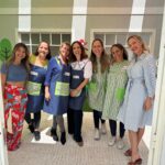 Marisa Cruz Instagram – As gravações dos Queridos Papás terminaram a semana passada mas só hoje consigo falar sobre este projeto.
Foram 9 meses que voaram, nunca me tinha acontecido sentir o tempo a passar tão rápido, isto quer dizer muito sobre este grupo e a forma como vivemos esta história.
Para mim foram meses intensos.
Às minhas companheiras @_saraprata_ e @catarinasiqueira obrigada por tudo o que me deram, tive mesmo muita sorte , como tu dizias Catarina nem um ovo podre neste grupo, o que é muito raro.
A todo o elenco muito obrigada por tanto que deram e de forma tão generosa.
Tivemos dias intensos de muitas cenas difíceis de gravar mas também dias de muitas gargalhadas.
@pgaio e @oinsta.do.pedro obrigada 🙏🏻 ❤️
Aos realizadores @leleveiga @rahalportugal @ricardo__carreira 🙏🏻
A ti @mac3costa gratidão eterna por acreditares em mim, senti verdadeiramente o apoio que precisava nos momentos mais desafiantes❤️
Minha querida @theoneandonlyanastacia obrigada pela paciência e cuidado que tens sempre connosco, tu sabes do que estou a falar😜
@madmoisellehairstylist obrigada 🙏🏻
@joao.pedreiro7 @lucindaloureiro @nunotavora gratidão por tanto que nos deram❤️
@mariajoaomira obrigada pela Angelina, foi um prazer dar vida a esta mulher.
Foi um projecto especial que ficará no meu coração.
Agora continuem a acompanhar a história destes @queridospapastvi.oficial na @tvioficial @pluraloficialpt 🐢❤️🥳