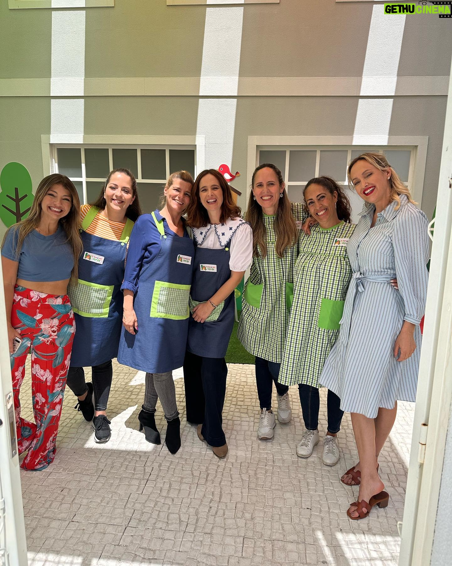Marisa Cruz Instagram - As gravações dos Queridos Papás terminaram a semana passada mas só hoje consigo falar sobre este projeto. Foram 9 meses que voaram, nunca me tinha acontecido sentir o tempo a passar tão rápido, isto quer dizer muito sobre este grupo e a forma como vivemos esta história. Para mim foram meses intensos. Às minhas companheiras @_saraprata_ e @catarinasiqueira obrigada por tudo o que me deram, tive mesmo muita sorte , como tu dizias Catarina nem um ovo podre neste grupo, o que é muito raro. A todo o elenco muito obrigada por tanto que deram e de forma tão generosa. Tivemos dias intensos de muitas cenas difíceis de gravar mas também dias de muitas gargalhadas. @pgaio e @oinsta.do.pedro obrigada 🙏🏻 ❤️ Aos realizadores @leleveiga @rahalportugal @ricardo__carreira 🙏🏻 A ti @mac3costa gratidão eterna por acreditares em mim, senti verdadeiramente o apoio que precisava nos momentos mais desafiantes❤️ Minha querida @theoneandonlyanastacia obrigada pela paciência e cuidado que tens sempre connosco, tu sabes do que estou a falar😜 @madmoisellehairstylist obrigada 🙏🏻 @joao.pedreiro7 @lucindaloureiro @nunotavora gratidão por tanto que nos deram❤️ @mariajoaomira obrigada pela Angelina, foi um prazer dar vida a esta mulher. Foi um projecto especial que ficará no meu coração. Agora continuem a acompanhar a história destes @queridospapastvi.oficial na @tvioficial @pluraloficialpt 🐢❤️🥳
