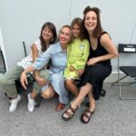 Marisa Cruz Instagram – As gravações dos Queridos Papás terminaram a semana passada mas só hoje consigo falar sobre este projeto.
Foram 9 meses que voaram, nunca me tinha acontecido sentir o tempo a passar tão rápido, isto quer dizer muito sobre este grupo e a forma como vivemos esta história.
Para mim foram meses intensos.
Às minhas companheiras @_saraprata_ e @catarinasiqueira obrigada por tudo o que me deram, tive mesmo muita sorte , como tu dizias Catarina nem um ovo podre neste grupo, o que é muito raro.
A todo o elenco muito obrigada por tanto que deram e de forma tão generosa.
Tivemos dias intensos de muitas cenas difíceis de gravar mas também dias de muitas gargalhadas.
@pgaio e @oinsta.do.pedro obrigada 🙏🏻 ❤️
Aos realizadores @leleveiga @rahalportugal @ricardo__carreira 🙏🏻
A ti @mac3costa gratidão eterna por acreditares em mim, senti verdadeiramente o apoio que precisava nos momentos mais desafiantes❤️
Minha querida @theoneandonlyanastacia obrigada pela paciência e cuidado que tens sempre connosco, tu sabes do que estou a falar😜
@madmoisellehairstylist obrigada 🙏🏻
@joao.pedreiro7 @lucindaloureiro @nunotavora gratidão por tanto que nos deram❤️
@mariajoaomira obrigada pela Angelina, foi um prazer dar vida a esta mulher.
Foi um projecto especial que ficará no meu coração.
Agora continuem a acompanhar a história destes @queridospapastvi.oficial na @tvioficial @pluraloficialpt 🐢❤️🥳