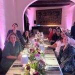 Marisa Passera Instagram - Noi siamo wif 🩷 WIF e’ un universo in continua espansione di donne che conoscono e possiedono il potere magico del cibo . Ci incontriamo una volta all’anno e ci nutriamo ognuna del superpotere dell’altra . Il cibo è così tante cose che è praticamente tutto : è cultura, è appartenenza, è tradizione , è futuro, è dignità , è etica , è politica , è speranza , è creatività , è trasformazione , è affermazione, è resistenza, è salvezza, è consapevolezza, è capacità, è visione, è condivisione , è cura, è amore . E ognuna il cibo lo vive e lo racconta in modo diverso , sempre complementare, aggiungendo il pezzo che mancava , insegnandomi ogni volta nuove strade e nuovi punti di vista . Questo pezzetto di mondo creato con tenacia intelligenza e ironia da @angelafrenda in cui le donne si sostengono , si confrontano, si ispirano , sono orgogliose dei talenti delle altre e perfino dei propri, e’ il mio posto sicuro , perché sono le nostre storie le nostre azioni e le nostre parole a renderlo bellissimo ogni giorno . Grazie a tutte, grazie Angela , siamo wif, siamo frenders ❤️