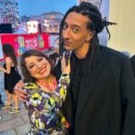 Marisa Passera Instagram - Momenti sparsi di plad 💖 1-la mia amica che nel 1997 mi ha detto adesso facciamo la radio e non abbiamo mai smesso 🎙️ grazie per sempre P 💖2-il mio indiscutibile talento per il ballo 💃🏻 3-Ogni sera vorrei essere a cena con Matte, a cena con Deejay 🍝 4- il fuoco dell’ amicizia 🔥 5-🩷6-🩷 ( importunando gli artisti ) 7-che meraviglia incontrarvi ovunque e volersi così bene , noi siamo famiglia, noi siamo radio deejay ✨8- hey Laura 😂✌️#partylikeadeejay