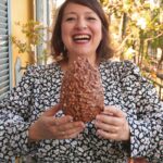 Marisa Passera Instagram - Indovinate cosa ho appena assaggiato per avere una faccia così felice? Un uovo di finissimo cioccolato Lindt, il cui guscio viene poi avvolto da quarti di Nocciole Piemonte IGP accuratamente tostate e poi ancora ricoperto da una colata di cioccolato: l’uovo Noccior Lindt. Che golosità! Che croccantezza ! Che spessore ! Stratificati dolcemente come i miei ricordi, che vi racconto nelle storie. Mi basta un morso, o due, o tre, per tornare bambina 💝 @lindt_italia #Noccior #adv