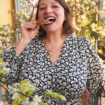Marisa Passera Instagram - Indovinate cosa ho appena assaggiato per avere una faccia così felice? Un uovo di finissimo cioccolato Lindt, il cui guscio viene poi avvolto da quarti di Nocciole Piemonte IGP accuratamente tostate e poi ancora ricoperto da una colata di cioccolato: l’uovo Noccior Lindt. Che golosità! Che croccantezza ! Che spessore ! Stratificati dolcemente come i miei ricordi, che vi racconto nelle storie. Mi basta un morso, o due, o tre, per tornare bambina 💝 @lindt_italia #Noccior #adv