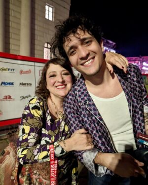 Marisa Passera Instagram - Momenti sparsi di plad 💖 1-la mia amica che nel 1997 mi ha detto adesso facciamo la radio e non abbiamo mai smesso 🎙️ grazie per sempre  P 💖2-il mio indiscutibile talento per il ballo 💃🏻 3-Ogni sera vorrei essere a cena con Matte, a cena con Deejay 🍝 4- il fuoco dell’ amicizia 🔥 5-🩷6-🩷 ( importunando gli artisti ) 7-che meraviglia incontrarvi ovunque e volersi così bene , noi siamo famiglia, noi siamo radio deejay ✨8- hey Laura 😂✌️#partylikeadeejay
