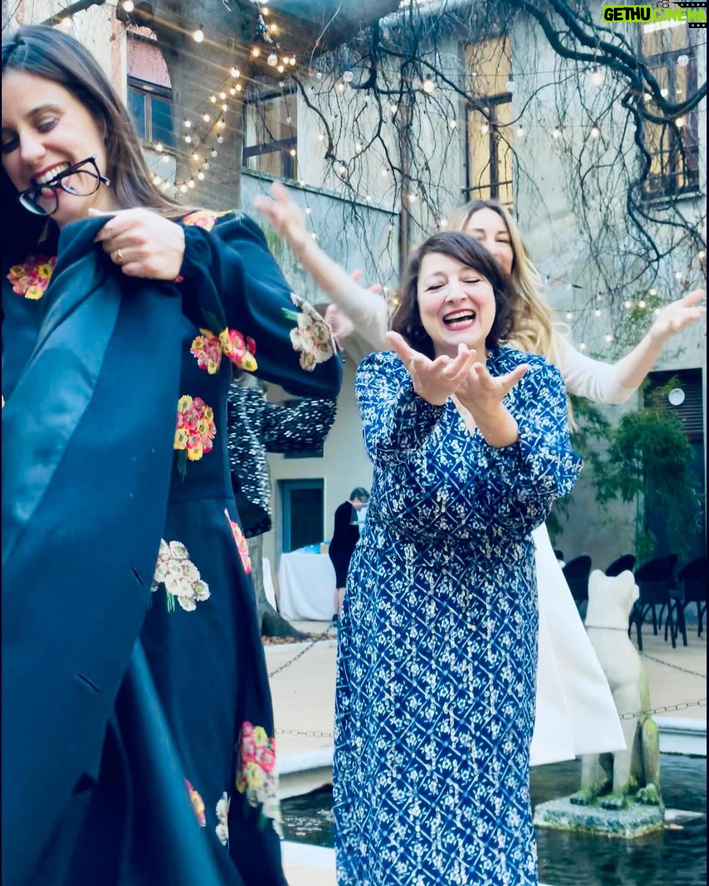 Marisa Passera Instagram - Felice di avervi a illuminare la mia vita , amiche mie bellissime , felice di aver contribuito a costruire tutte insieme un pezzetto di un luogo sicuro e luminoso per le donne ❤️✨🏡 @cascina_rinascita
