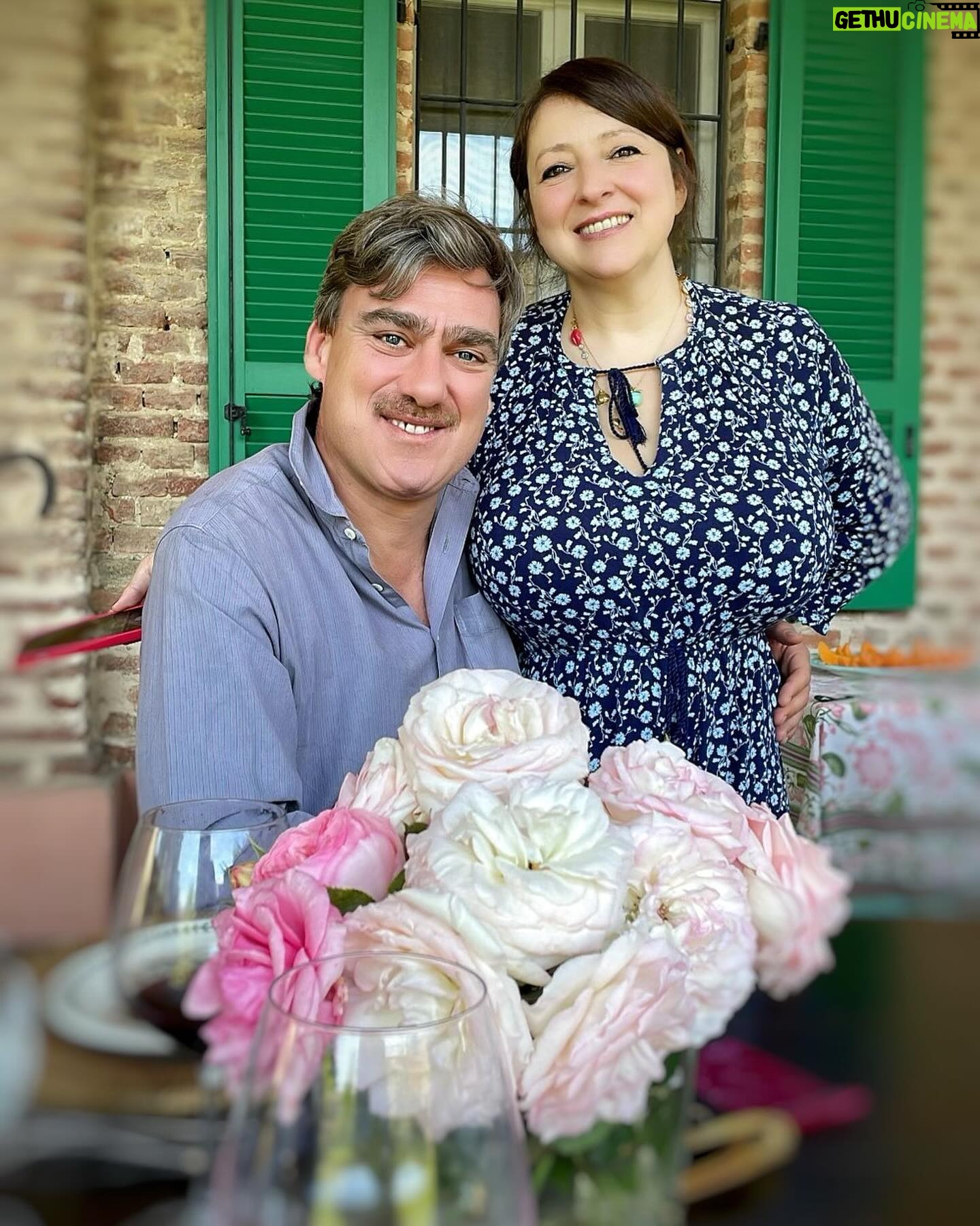 Marisa Passera Instagram - Vorrei che fosse sempre domenica così 💚🌸 auguri Valentina mia bella sei l’unica al mondo che può arrivare alle sua festa a sorpresa portando comunque una torta per 20 persone ✨