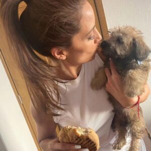 Marisol del Olmo Instagram - Un amor sin condición... pero con torta de por medio.

#tbt #petlovers #ChillaKill #BabyDog #tortadelchavo #MarisolDelOlmo