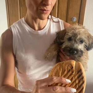 Marisol del Olmo Instagram - Un amor sin condición... pero con torta de por medio.

#tbt #petlovers #ChillaKill #BabyDog #tortadelchavo #MarisolDelOlmo