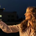 Marisol del Olmo Instagram – La foto. 
La foto de la foto. 
(… o el “cómo se ve de afuera”.)

Elige tus batallas y aunque parezca fuertísima e inconcebible tu “deslealtad” al mundo. 
ELÍGETE A TI.  Antes que a nadie … 
Quiérete a ti, cuídate a ti , defiéndete a ti. 
Tú eres el mejor motivo.