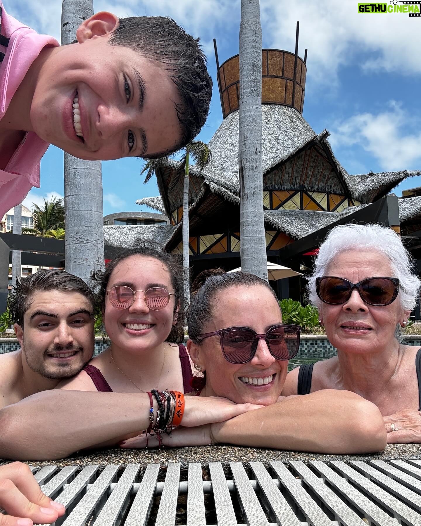 Marisol del Olmo Instagram - Tuvieron que pasar 49 …para que llegara el MEJOR CUMPLE DE MI VIDA!! Gracias a los que vinieron, a los que cantaron, a los que me llenaron de bonito, a mi mamá, a mis hijos (los 3♥️), a mis amigos, a mis amigos que son amores... Gracias a DIOS por Un cumple en salud, en amor, en bendiciones… en plenitud!! GRACIAS @rosaterrazo @bernardolopezg @lezliegarcialg por hacerlo único e inolvidable. Gracias a mis @mammamia_mx y a mis @elangeldeauroraof en el mejor lugar y en el mejor momento ♥️✨ GRACIAS !!!